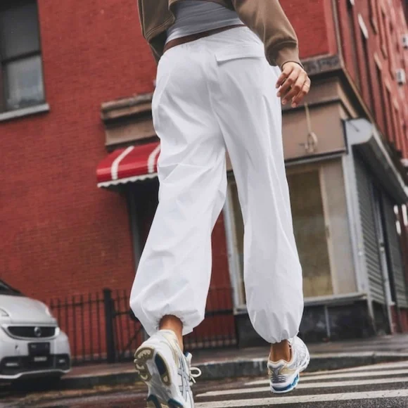 Athleta Women's midday low rise poplin pant. White. Small petite - Picture 6 of 7